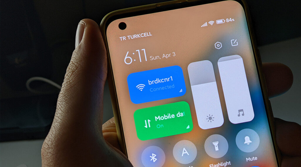 A Xiaomi iniciou a distribuição do HyperOS 2.2! Descubra a lista completa e oficial dos celulares Xiaomi e Redmi que receberão a atualização já em maio. Explore os novos recursos, incluindo a poderosa Camera 6.0 com Inteligência Artificial, melhorias de desempenho e muito mais. Saiba se o seu aparelho está na lista e prepare-se para as novidades!