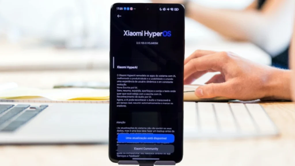 Smartphone mostrando a tela de atualização do Xiaomi HyperOS com a mensagem "Uma atualização está disponível", indicando a chegada da versão 3.0