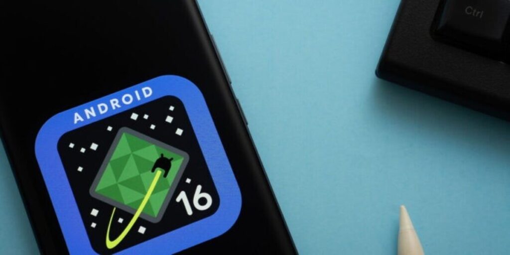 Smartphone Xiaomi exibindo o logo do Android 16, simbolizando as inovações e recursos aguardados no HyperOS 3.