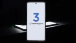 Smartphone Xiaomi exibindo a logo Atualização HyperOS 3 Xiaomi HyperOS" em tela branca, com um fundo escuro e detalhes de luz.