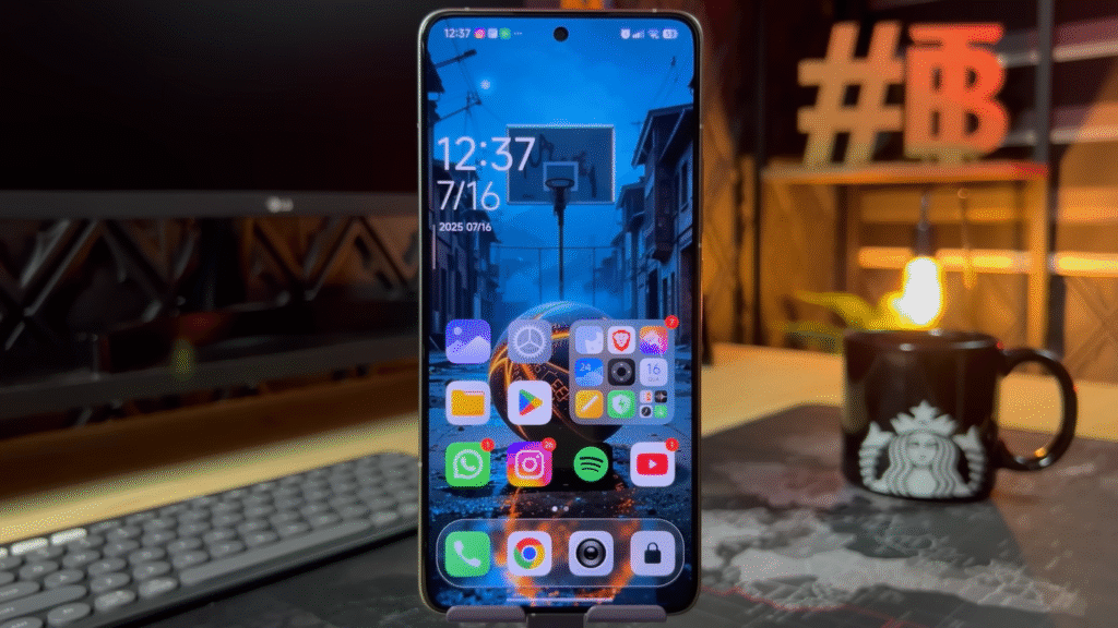 Smartphone xiaomi mostrando a nova tela inicial do HyperOS 2.2 com novos iconis e novos widget pronto para as Dicas e truques em qualquer Xiaomi