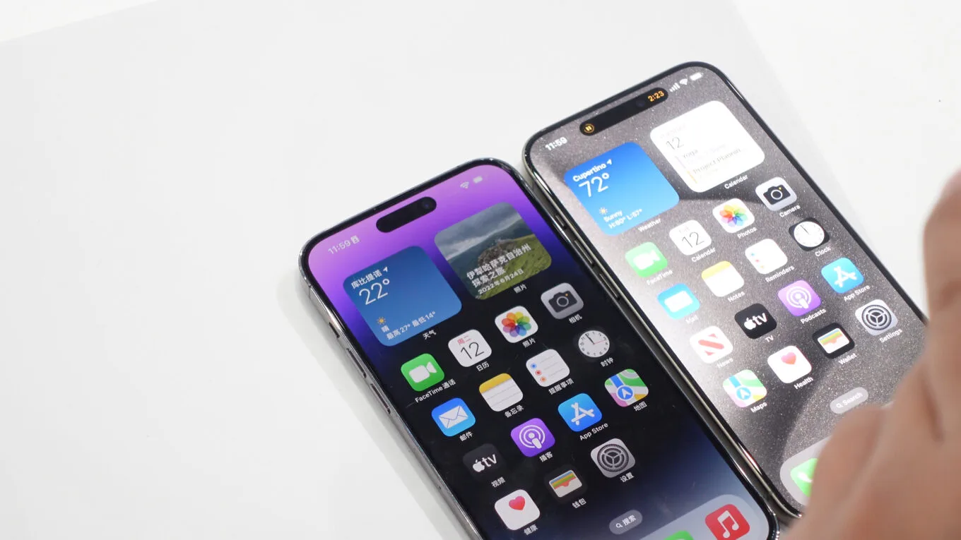 Comparativo visual de telas: Um iPhone 15 Pro (roxo) e um Xiaomi 14 Pro lado a lado, destacando a qualidade e a rivalidade de seus displays.