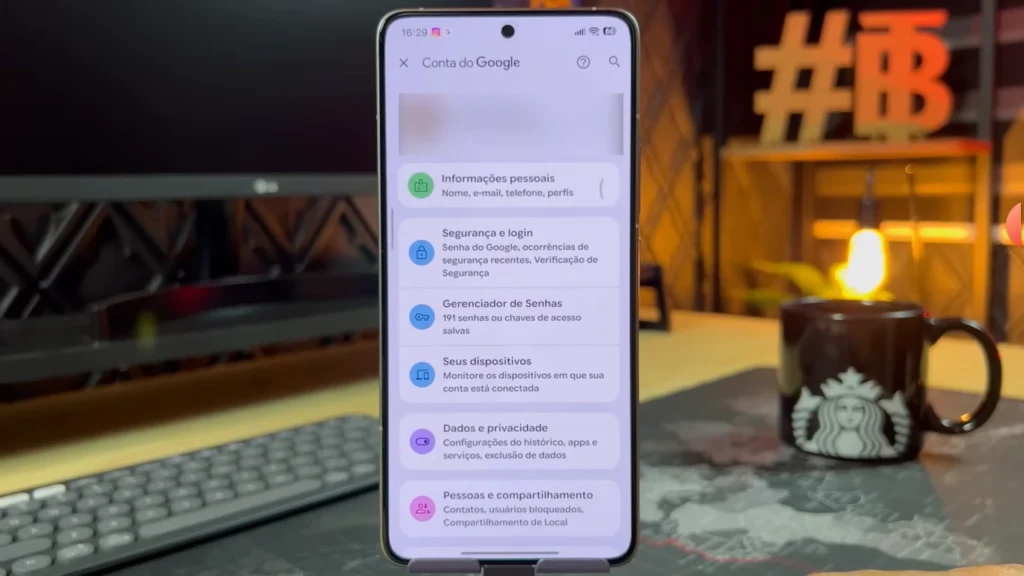 Tela de um smartphone Xiaomi exibindo a seção "Conta do Google", com opções de "Gerenciador de Senhas", "Segurança e login" e "Informações pessoais".