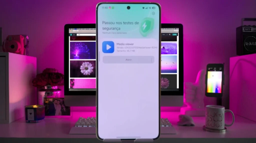 Smartphone Xiaomi exibindo a tela de instalação do novo aplicativo "Media Viewer" do HyperOS 3, com uma mensagem de segurança confirmando a ausência de riscos.