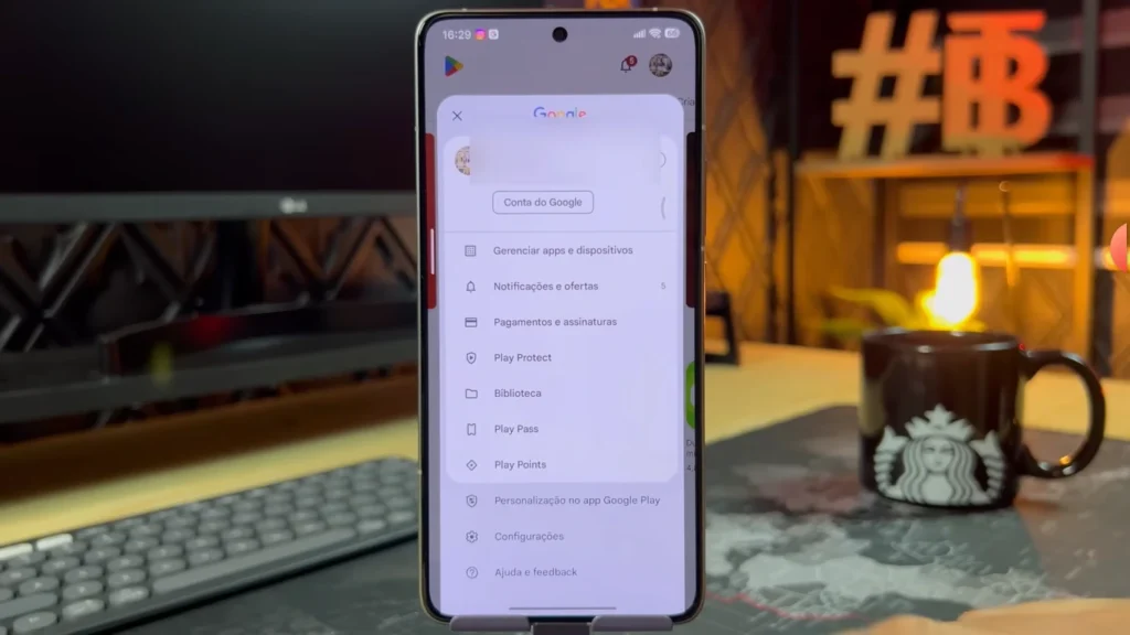 Tela de um smartphone Xiaomi exibindo o menu lateral da Google Play Store, com opções como "Conta do Google", "Gerenciar apps e dispositivos" e "Notificações e ofertas".