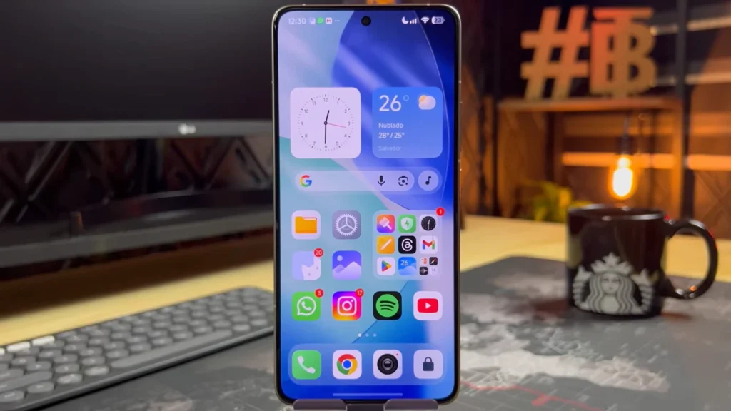 A imagem mostra a nova interface com novos iconis e widgets do HyperOS 3