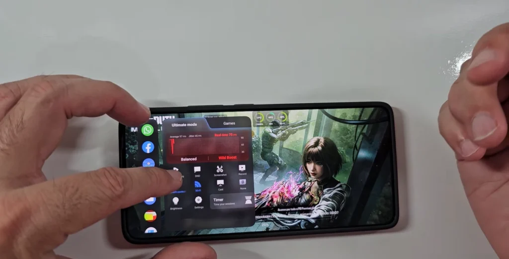 Nova Atualização Game Turbo da Xiaomi sendo demonstrada em um smartphone, mostrando as configurações de desempenho durante um jogo.