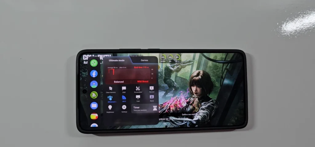 Smartphone mostrando a Nova Atualização Game Turbo da Xiaomi com opções de modo de desempenho em primeiro plano sobre um jogo.