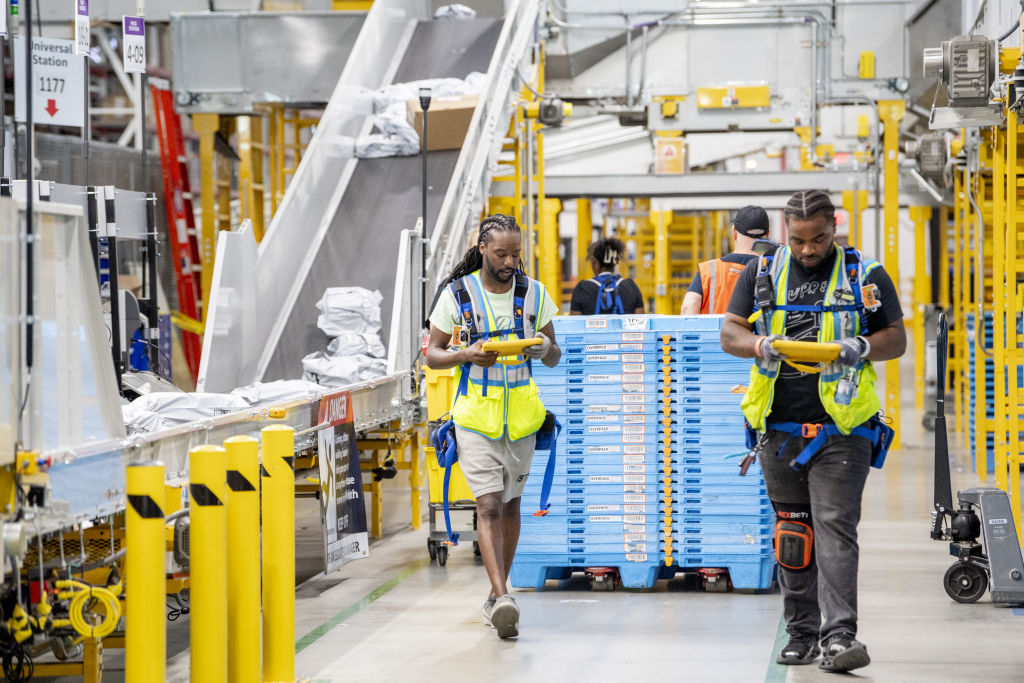 O Futuro da Robótica na Amazon Robôs e Humanos juntos trabalhando em equipe