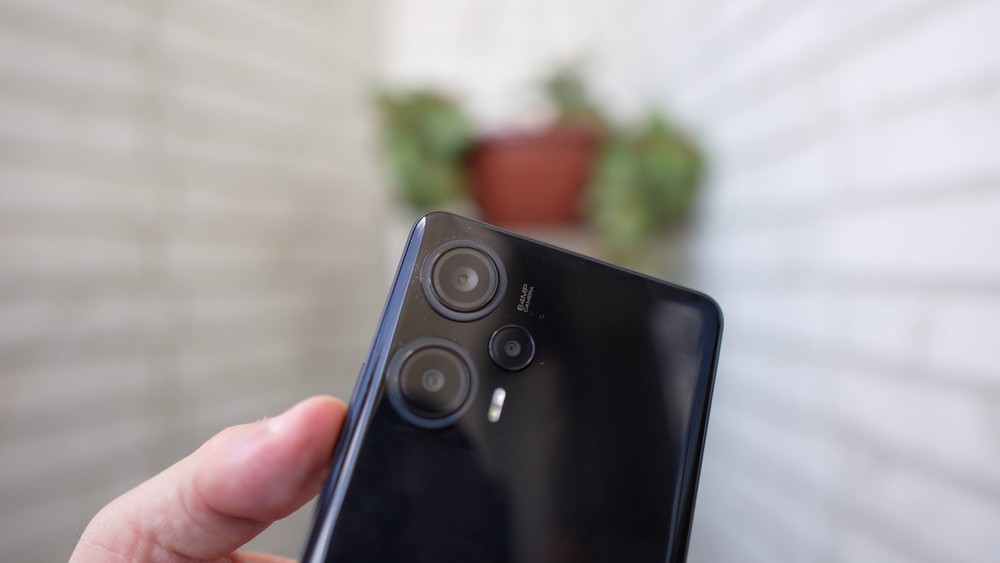 POCO F5: HyperOS 2.2 Global Estável Chegou para Todas as Regiões! 1 imagem do POCO F5 preto pronto para ser atualizado para o HyperOS 2.2