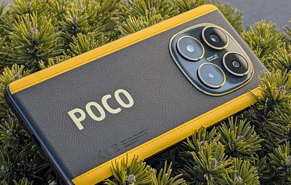 um smartphone POCO X7 preto e amarelo com o logo "POCO" dourado e um grande módulo de câmera circular na parte traseira.