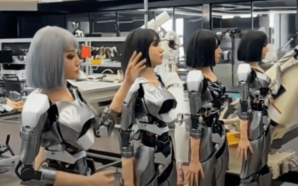 Robô humanoide chinês com tecnologia DeepSeek trabalhando em fábrica moderna