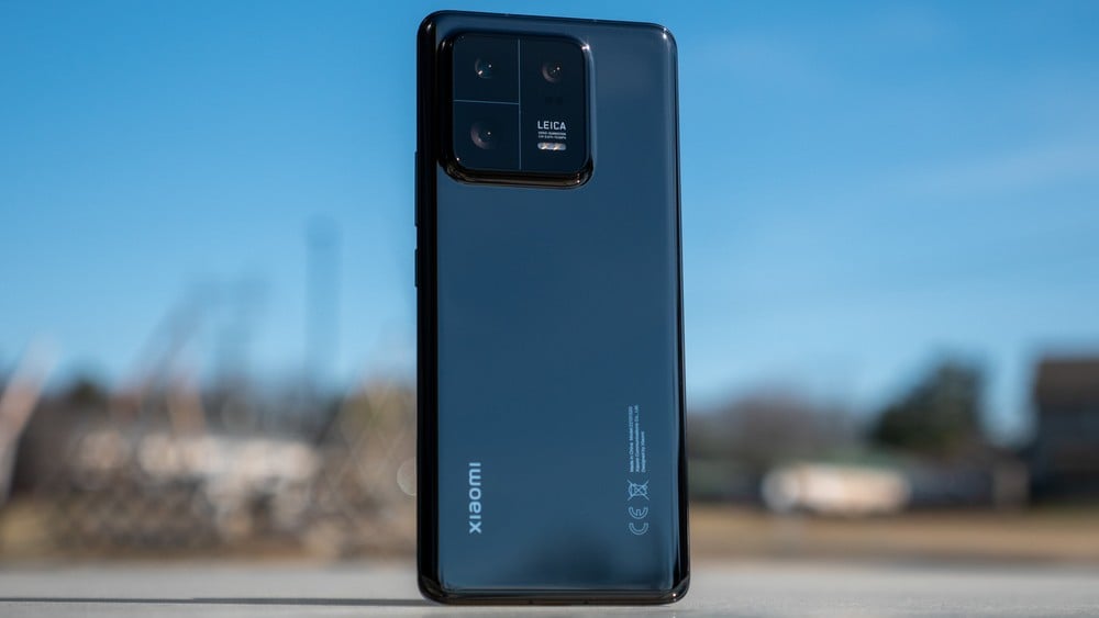 Xiaomi 13T Recebe HyperOS 2.2! A Nova Atualização Chegou com Tudo 2 Xiaomi 13T com HyperOS 2.2 exibindo a traseira preta e o módulo de câmera.