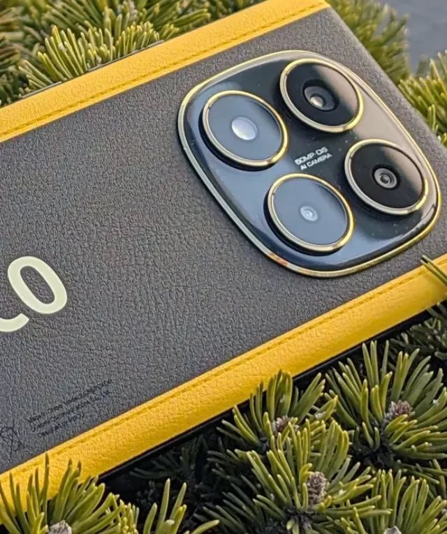 um smartphone POCO X7 preto e amarelo com o logo "POCO" dourado e um grande módulo de câmera circular na parte traseira.