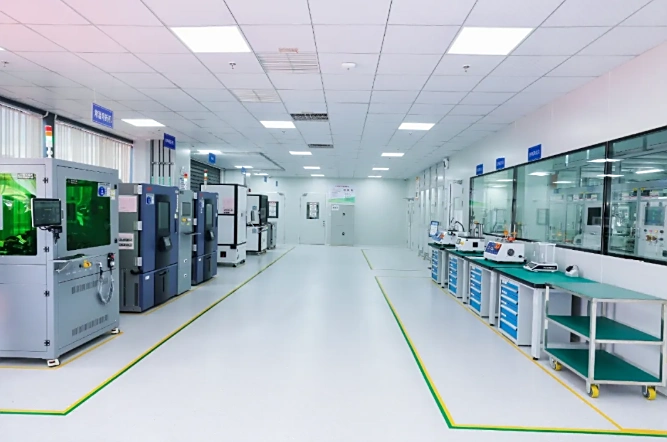 Sala limpa de laboratório com equipamentos de alta tecnologia e bancadas organizadas a inovadora tecnologia de tela da Xiaomi e TCL mostrando superioridade a Apple