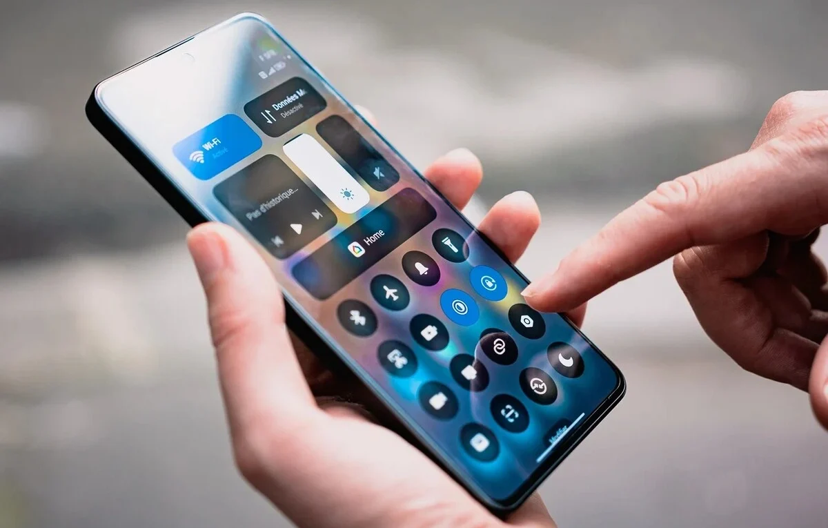 Smartphone mostrando a interface Xiaomi HyperOS 2 com ícones de aplicativos flutuando, representando os Novos Apps Exclusivos da HyperOS 2.2 com integração ao HyperOS 3.
