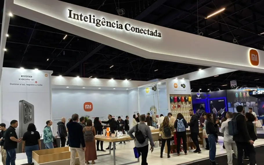 Estande da Xiaomi na feira Eletrolar 2025 no Brasil, com um letreiro grande "Inteligência Conectada" e pessoas interagindo com os produtose todo seu ecossistema.