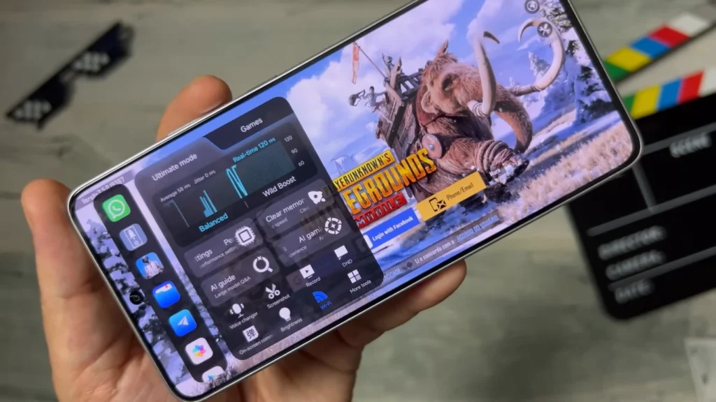 Uma pessoa usando o menu do Game Turbo no HyperOS 2.2 enquanto joga PUBG Mobile em um smartphone Xiaomi.