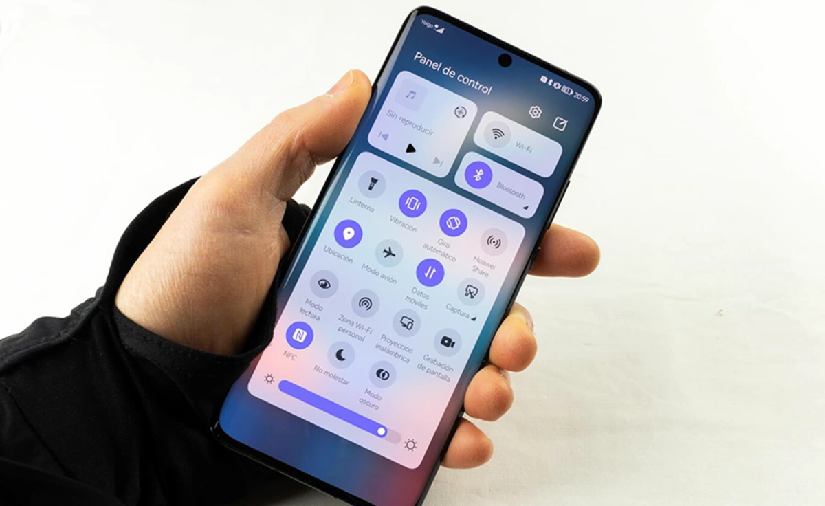 xiaomi,Uma representação 3D de um dispositivo retangular preto e cinza com o logotipo da Huawei e a marca "NearLink" em destaque. Vários ícones holográficos em azul-claro, como sinais de Wi-Fi e um cadeado, flutuam ao redor, simbolizando conectividade sem fio.