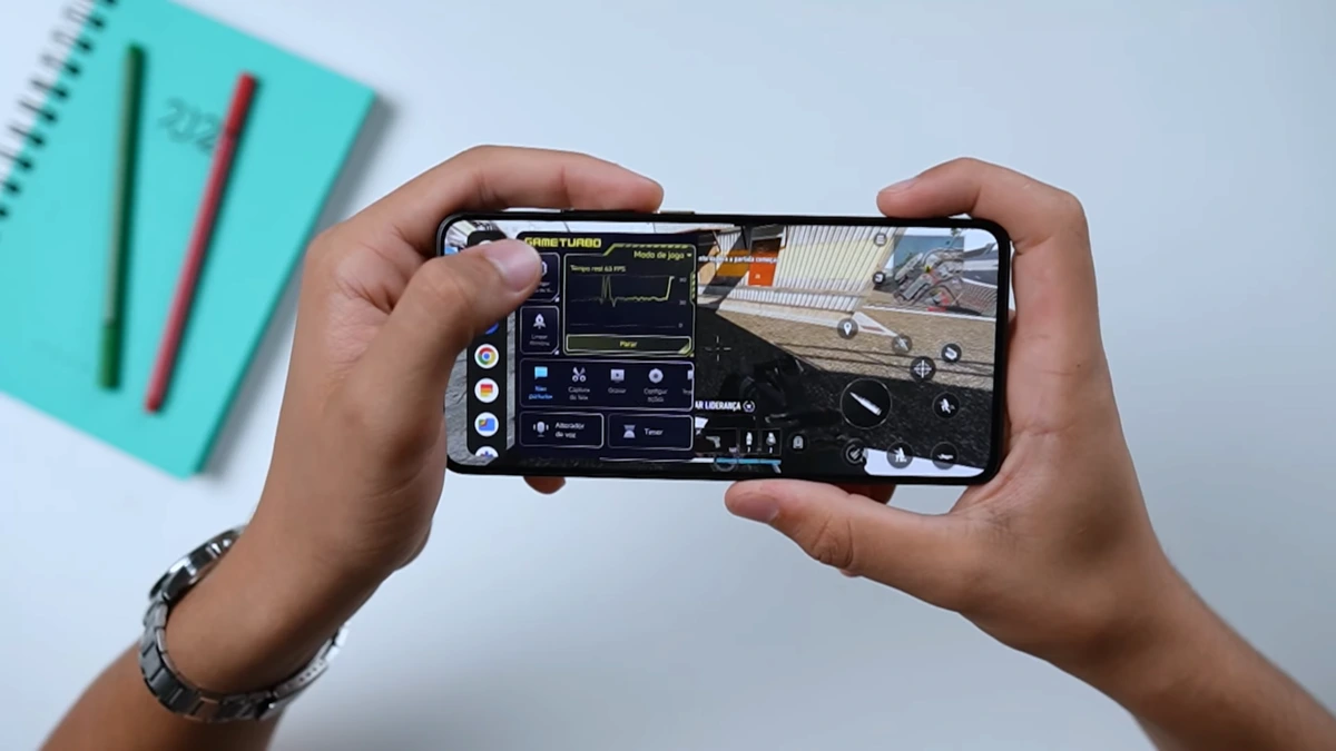 Xiaomi surpreende com novo Game Turbo no HyperOS 2.2: revolução nos jogos chegou 1 Uma pessoa usando o Game Turbo no HyperOS 2.2 da Xiaomi para jogar um jogo de tiro em primeira pessoa em um smartphone.