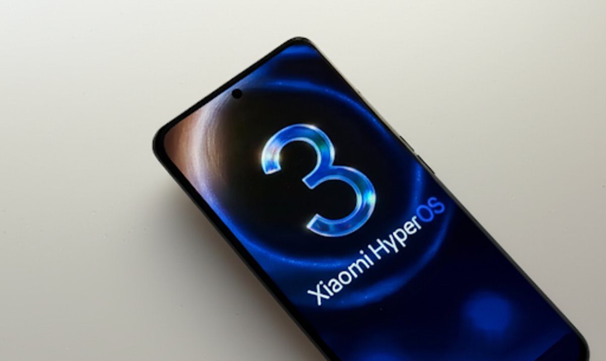 Smartphone com a tela exibindo o logo 