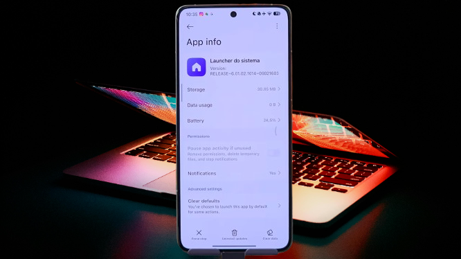 Um smartphone exibe as configurações do aplicativo