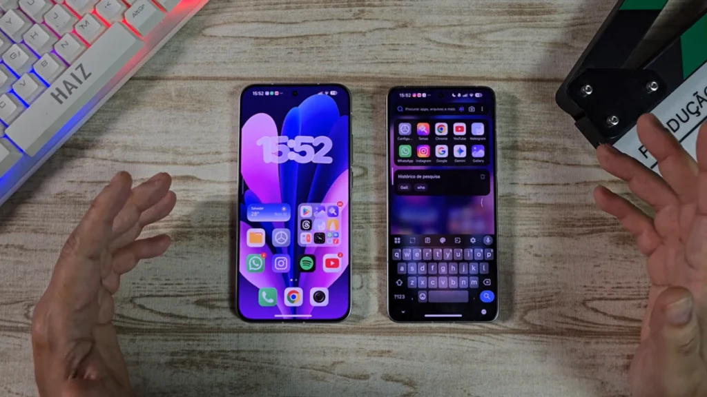 Uma visão lado a lado da tela inicial do HyperOS Launcher (direita) e a funcionalidade de barra de pesquisa com teclado virtual e histórico no Poco Launcher (esquerda).