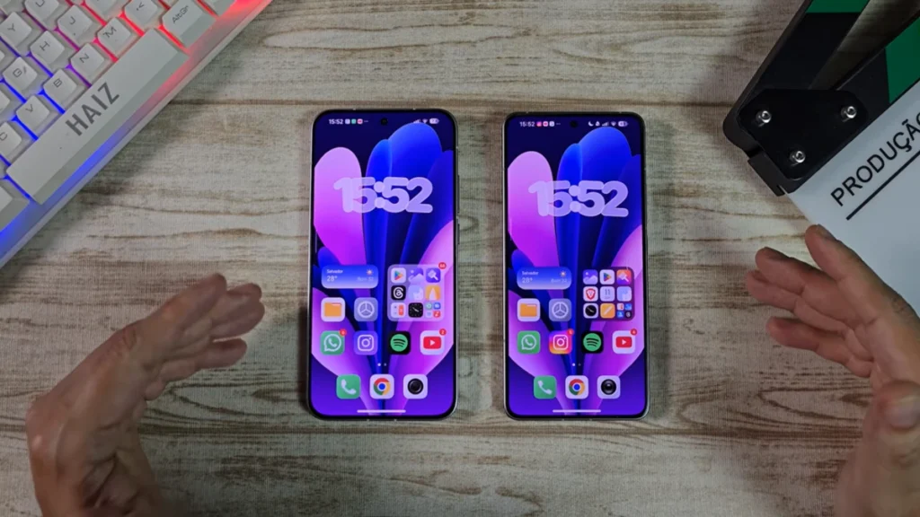 Comparativo entre o modo escuro em super pastas de aplicativos no HyperOS Launcher e Poco Launcher, mostrando a interface de usuário em dois smartphones.