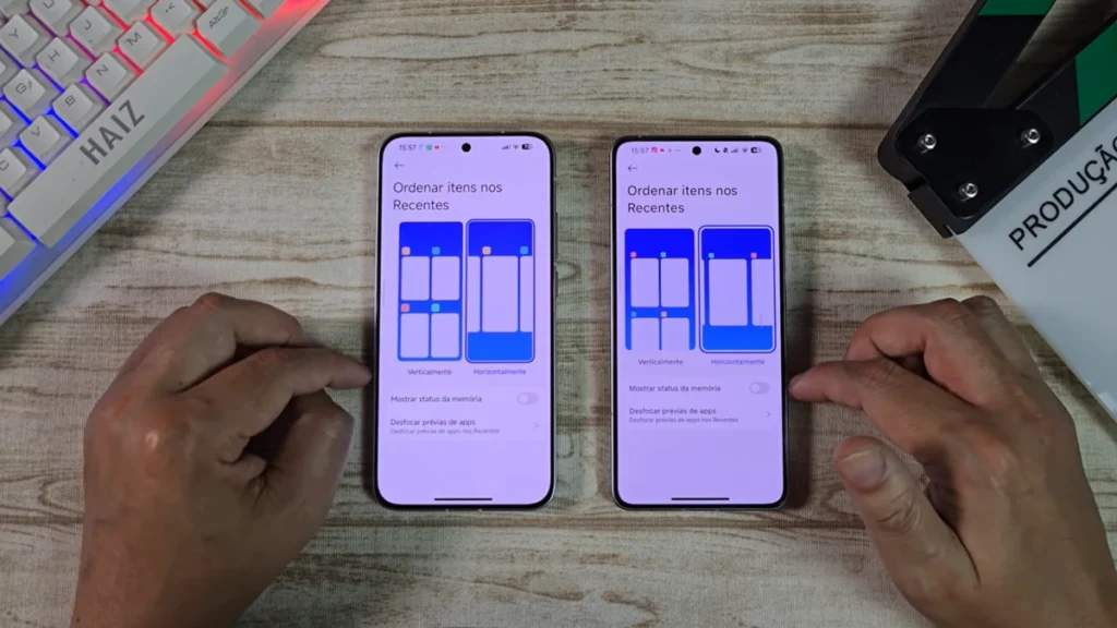 Duas mãos apontam para as configurações de "Ordenar itens nos Recentes" no HyperOS Launcher e Poco Launcher, mostrando opções de layout vertical e horizontal.