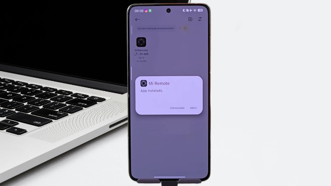 Smartphone Xiaomi com a tela exibindo a conclusão da instalação do