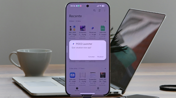 Nova atualização Poco Launcher em destaque na tela de um smartphone Xiaomi, mostrando a opção para atualizar o aplicativo diretamente.