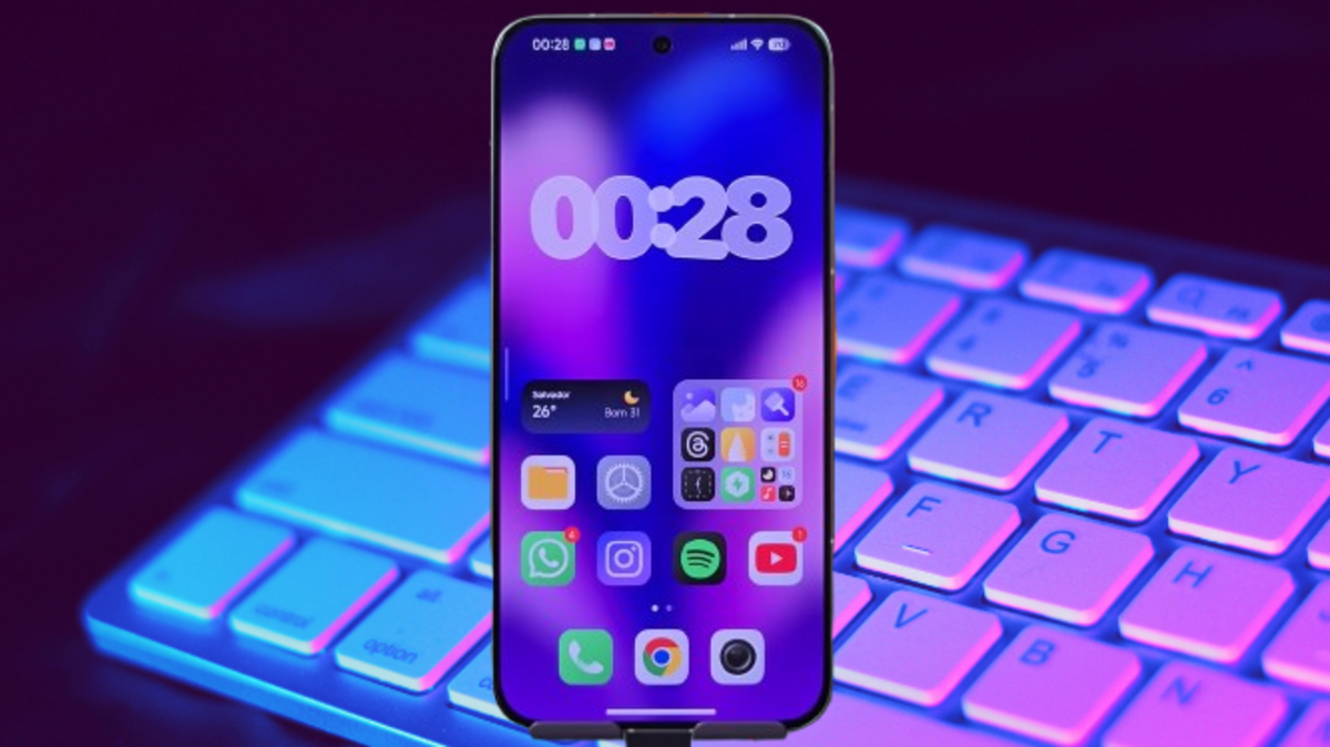Nova Atualização Poco Launcher: Tudo Que o Seu Poco Precisa Para Ficar Ainda Melhor 3 Nova atualização Poco Launcher exibindo interface moderna em smartphone com tela iluminada em frente a um teclado com luzes neon.