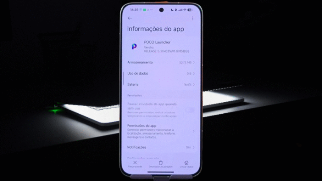 Smartphone exibindo a tela de informações do aplicativo Poco Launcher com detalhes de versão, armazenamento e permissões.
