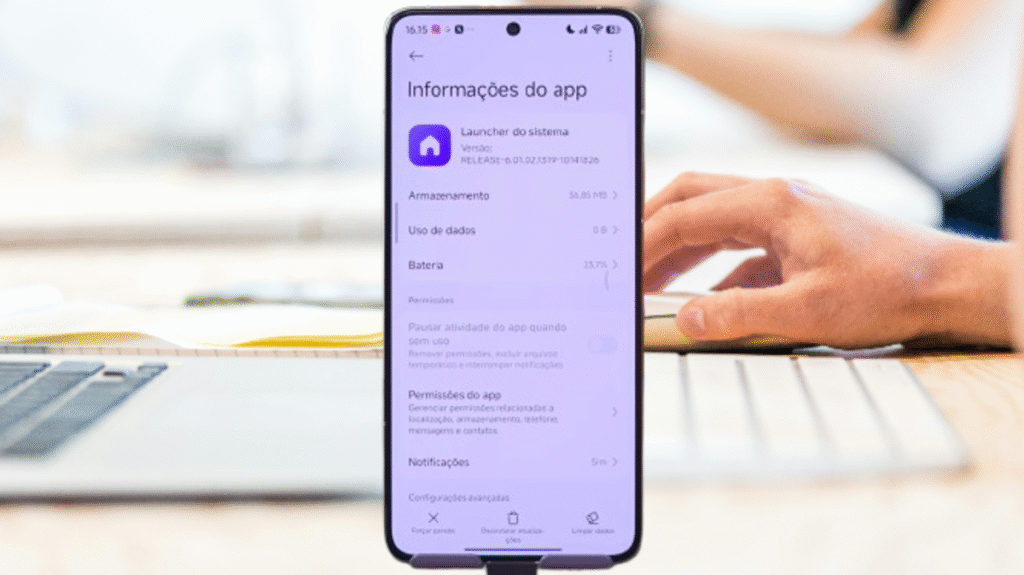 A imagem apresenta um smartphone moderno com bordas finas, focado na tela que exibe a interface