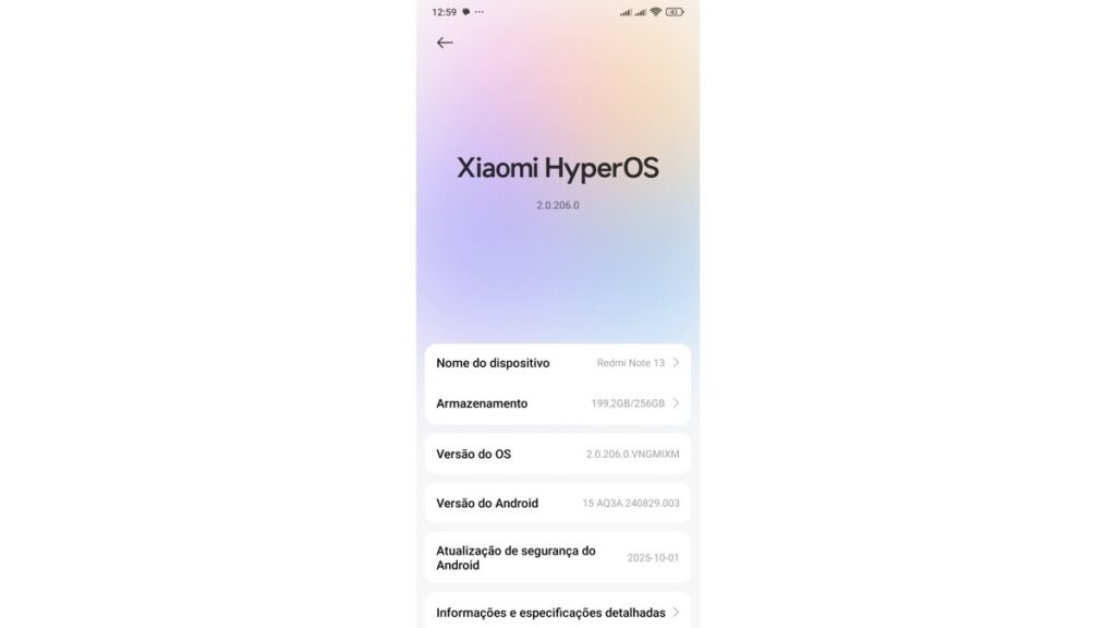 A imagem exibe a tela 'Sobre o Telefone' de um smartphone, mostrando as informações do sistema Xiaomi HyperOS. No topo, o título 'Xiaomi HyperOS' é centralizado, com a versão '2.0.206.0' logo abaixo, sobre um suave gradiente de cores pastel. A seção 'Nome do dispositivo' indica 'Redmi Note 13', enquanto a 'Versão do OS' é '2.0.206.0 VNGMIXM', compatível com a palavra-chave Redmi Note 13 4G e HyperOS 2.2, sendo uma iteração do sistema. A 'Versão do Android' é '15 A3QA.240829.003'. É destacada a 'Atualização de segurança do Android' com a data '2025-10-01', indicando um suporte de segurança prolongado. Abaixo, há um link para 'Informações e especificações detalhadas'. A tela reflete uma interface limpa e organizada, típica dos sistemas operacionais modernos, focando nos detalhes técnicos do software do dispositivo.