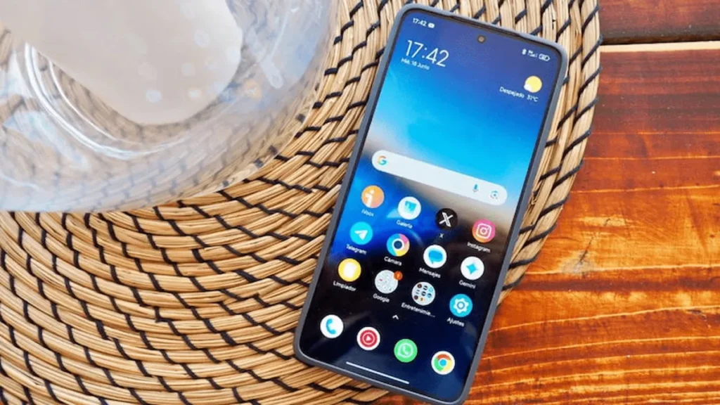 HyperOS 3 Global chega ao POCO X7 Pro em todas as regiões 2 Smartphone POCO X7 Pro exibindo a interface inicial do sistema HyperOS 3 Global com novos ícones e widgets modernos sobre uma mesa.