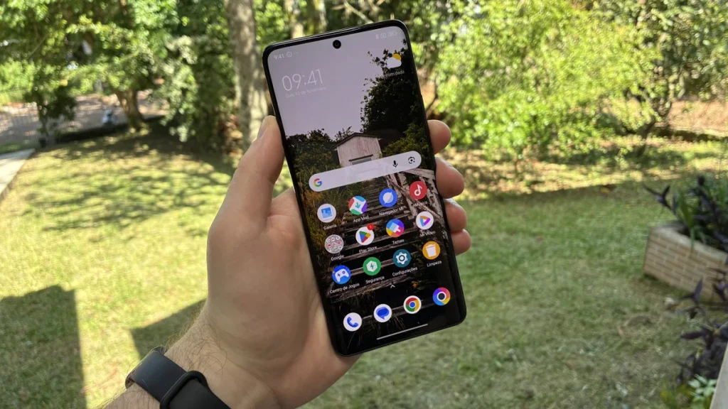 A imagem captura a interface de instalação da versão estável do HyperOS 3 Global, revelando o peso da atualização e os pilares desta nova geração. Conforme exibido no log de alterações, a Xiaomi priorizou três frentes cruciais:Experiência Básica: Um sistema nitidamente mais suave e livre de engasgos.Performance Enhancements: Otimização de instruções do compilador para aumentar a responsividade enquanto reduz o consumo de bateria.Gestão de Memória: Um novo algoritmo de alocação que aumenta a memória disponível para o sistema, garantindo multitarefa sem fechamentos inesperados de apps.Este lançamento marca o início da transição global para o Android 16, consolidando o ecossistema da Xiaomi como um dos mais ágeis em suporte de software em 2026.