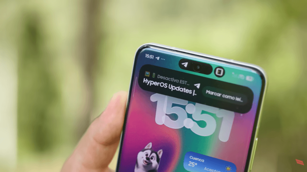 Smartphone Xiaomi exibindo a ilha dinâmica do HyperOS 3.1 no topo da tela, com notificações interativas em formato de pílula e novo design inspirado em experiências mais fluidas.