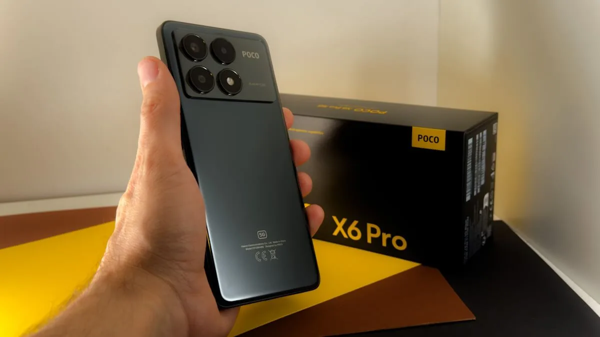 O Poco X6 Pro Finalmente Recebe o HyperOS 3 de Forma Oficial 1 Se você tem um Poco X6 Pro essa notícia muda tudo. A Xiaomi acaba de liberar uma atualização do HyperOS 3 crucial que corrige problemas sérios de desempenho. E o melhor: ela vem com o patch de segurança de fevereiro de 2026.