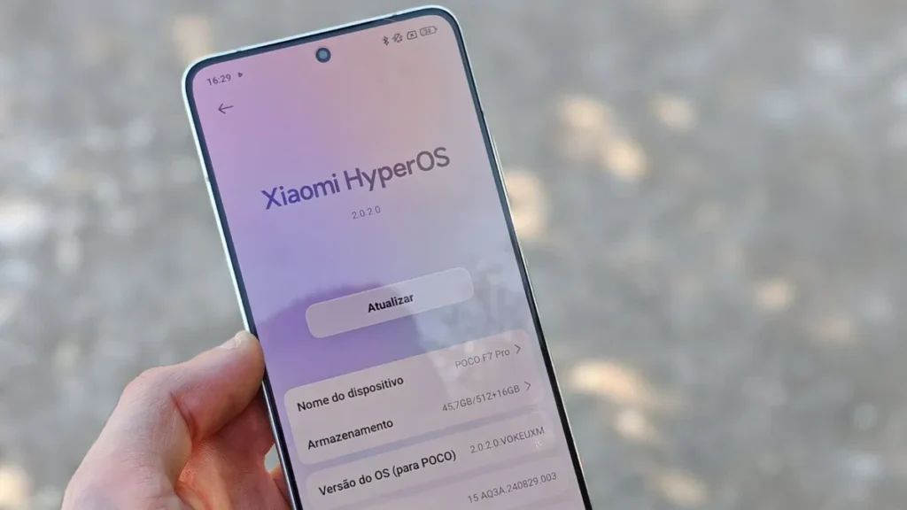 A imagem captura a interface de instalação da versão estável do HyperOS 3 Global, revelando o peso da atualização e os pilares desta nova geração. Conforme exibido no log de alterações, a Xiaomi priorizou três frentes cruciais:Experiência Básica: Um sistema nitidamente mais suave e livre de engasgos.Performance Enhancements: Otimização de instruções do compilador para aumentar a responsividade enquanto reduz o consumo de bateria.Gestão de Memória: Um novo algoritmo de alocação que aumenta a memória disponível para o sistema, garantindo multitarefa sem fechamentos inesperados de apps.Este lançamento marca o início da transição global para o Android 16, consolidando o ecossistema da Xiaomi como um dos mais ágeis em suporte de software em 2026.