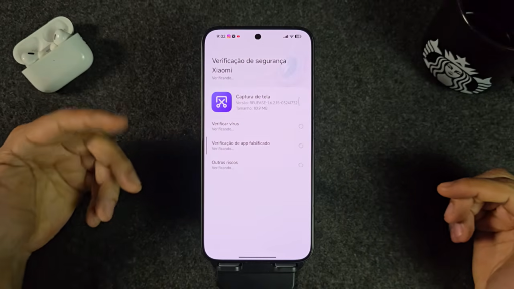 O aplicativo de Captura de Tela atualizado no HyperOS 3.1 traz dois recursos que funcionam muito bem em aparelhos compatíveis:
Print estendido com texturas avançadas: ao solicitar uma captura de tela estendida, o aplicativo percorre a tela e monta uma imagem longa. Em dispositivos com suporte, o app adiciona texturas avançadas na composição — um efeito visual que deixa o resultado mais sofisticado e fácil de compartilhar. A imagem é salva automaticamente na galeria.