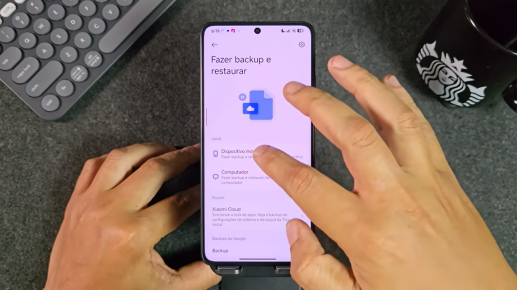 Como Ativar os Widgets Sem Perder Tudo.
Vai em Configurações > Sobre o Telefone > Fazer Backup e Restaurar > Dispositivo Móvel. Coloque sua senha ou padrão de desbloqueio.Na tela de backup, você vai ver três opções marcadas por padrão. Desmarque todas as três. Depois clique na setinha para baixo e marque somente o Launcher. Feito isso, execute o backup.
Esse backup é o que vai restaurar sua organização depois, então não pule essa etapa.