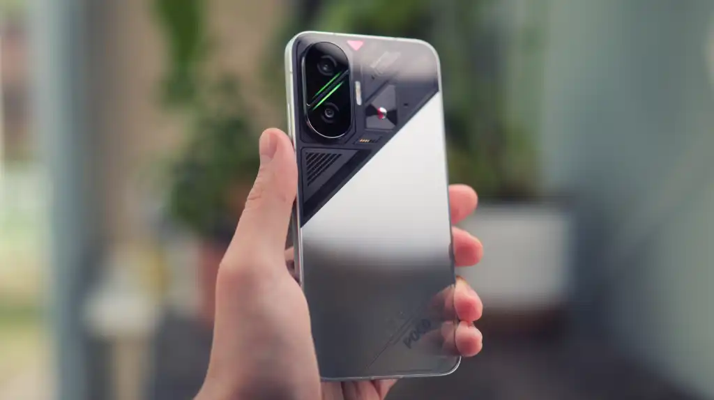 HyperOS 3.1 Chegando em Peso: Lista Completa de Dispositivos Xiaomi Atualizados Hoje. 3 O Poco F7 já aparece com a compilação OS3.0.302.0.WOLMIXM pronta para as regiões MI e Global. O status ainda não é de lançamento público, mas pode sair a qualquer momento. A semana inteira foi chamada internamente de "semana da série X8, X7 e F7". O Poco X7 já recebeu, o Poco X8 Pro está em Mi Pilot. O F7 é o próximo na fila.